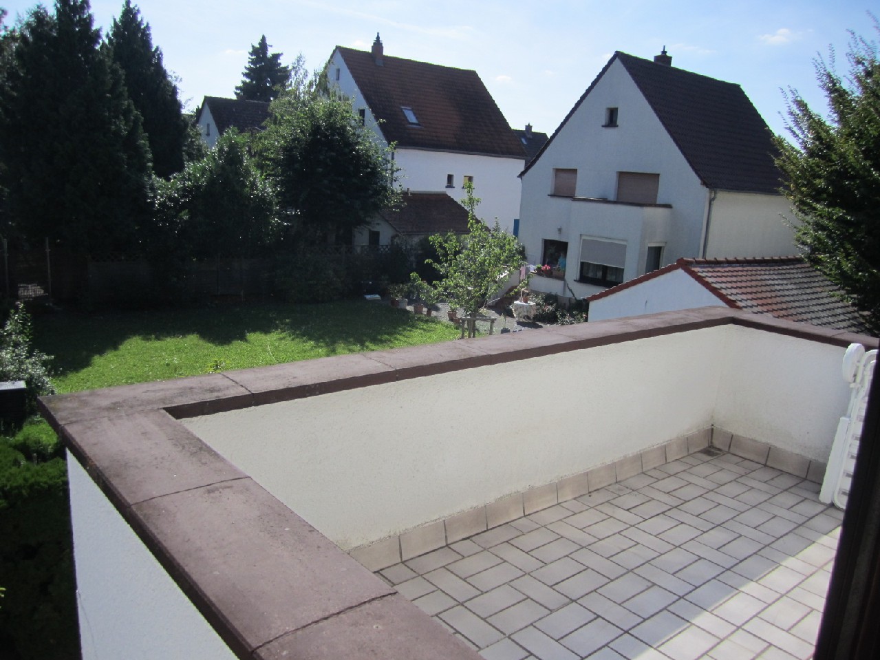 Neuhermsheim: Tolle Wohnung mit Einbauküche und Balkon in kleiner Wohneinheit