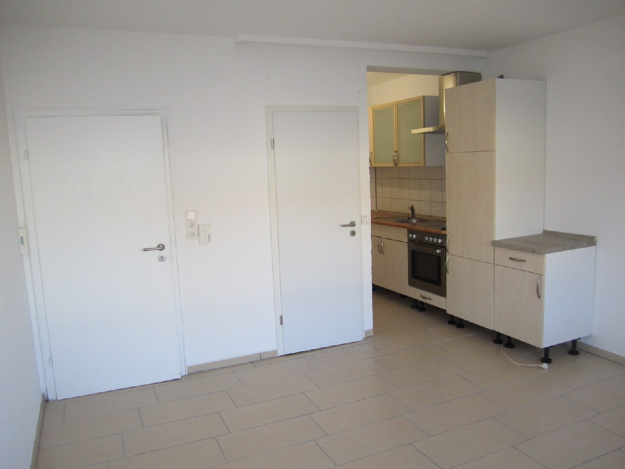 Relaisstraße: Frisch renoviertes Appartement mit Einbauküche und nagelneuem Duschbad