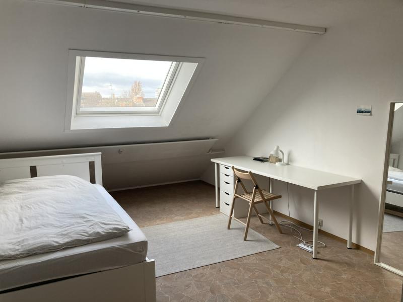 Schwetzingerstadt: Teilmöbliertes Appartement sucht neuen Mieter.