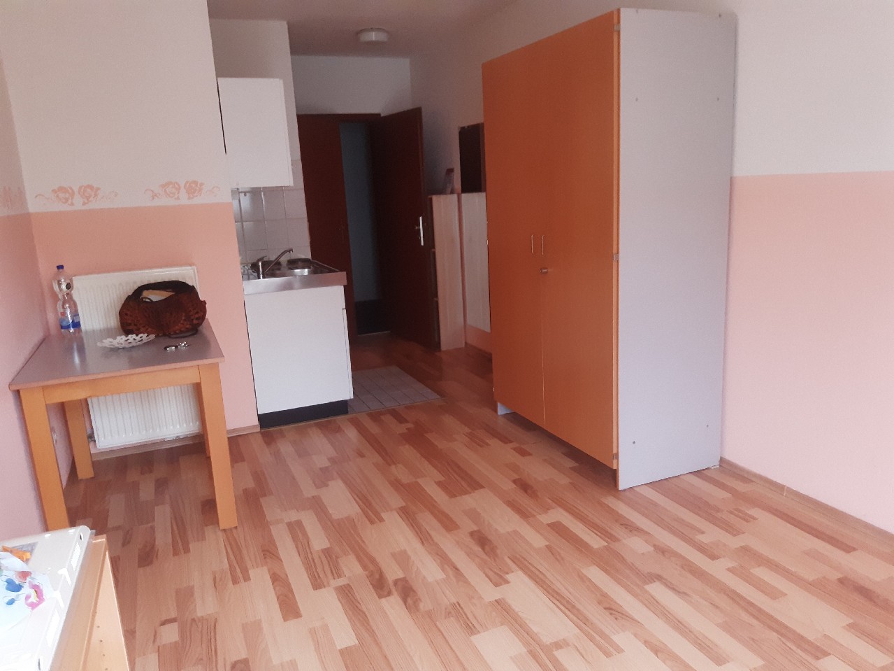 MA-Rheinau, Halmhuberstraße 4: Kleines, teilmöbiliertes Appartement